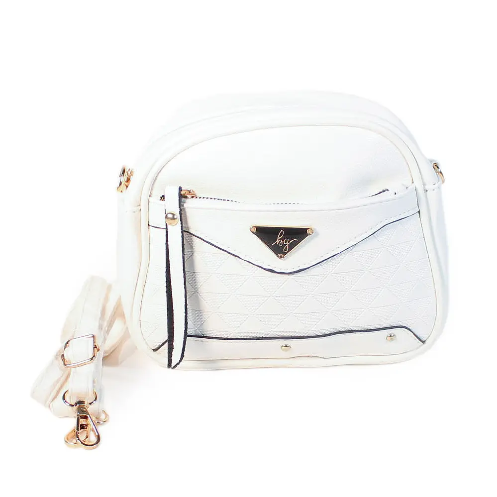 Bolso manos libres cruzado blanco de estructura redondeada con diseño acolchado triangular y bolsillo frontal con cierre.
