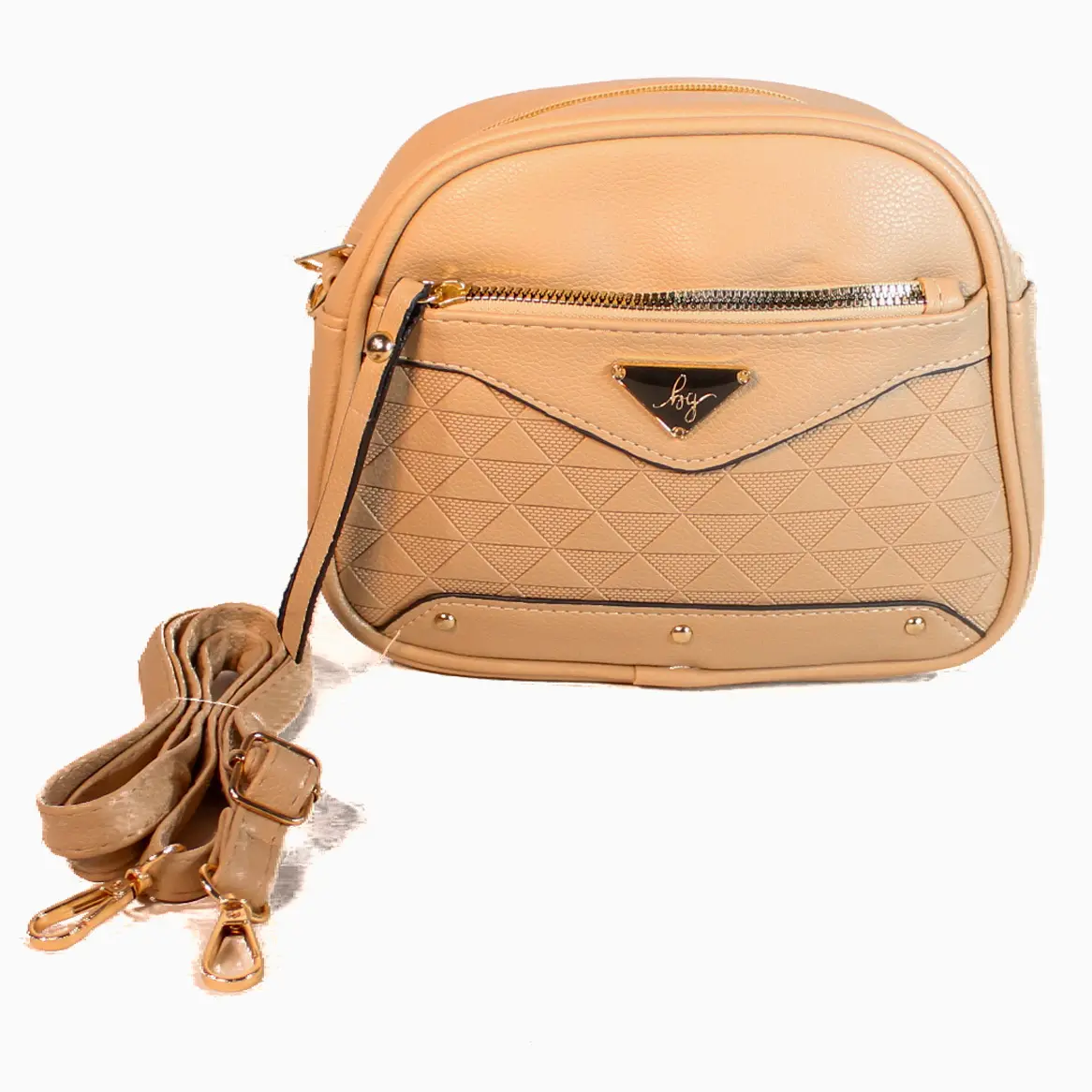 Bolso de manos libres cruzado color beige en material sintético con textura acolchada geométrica y bolsillo frontal con cierre metálico.