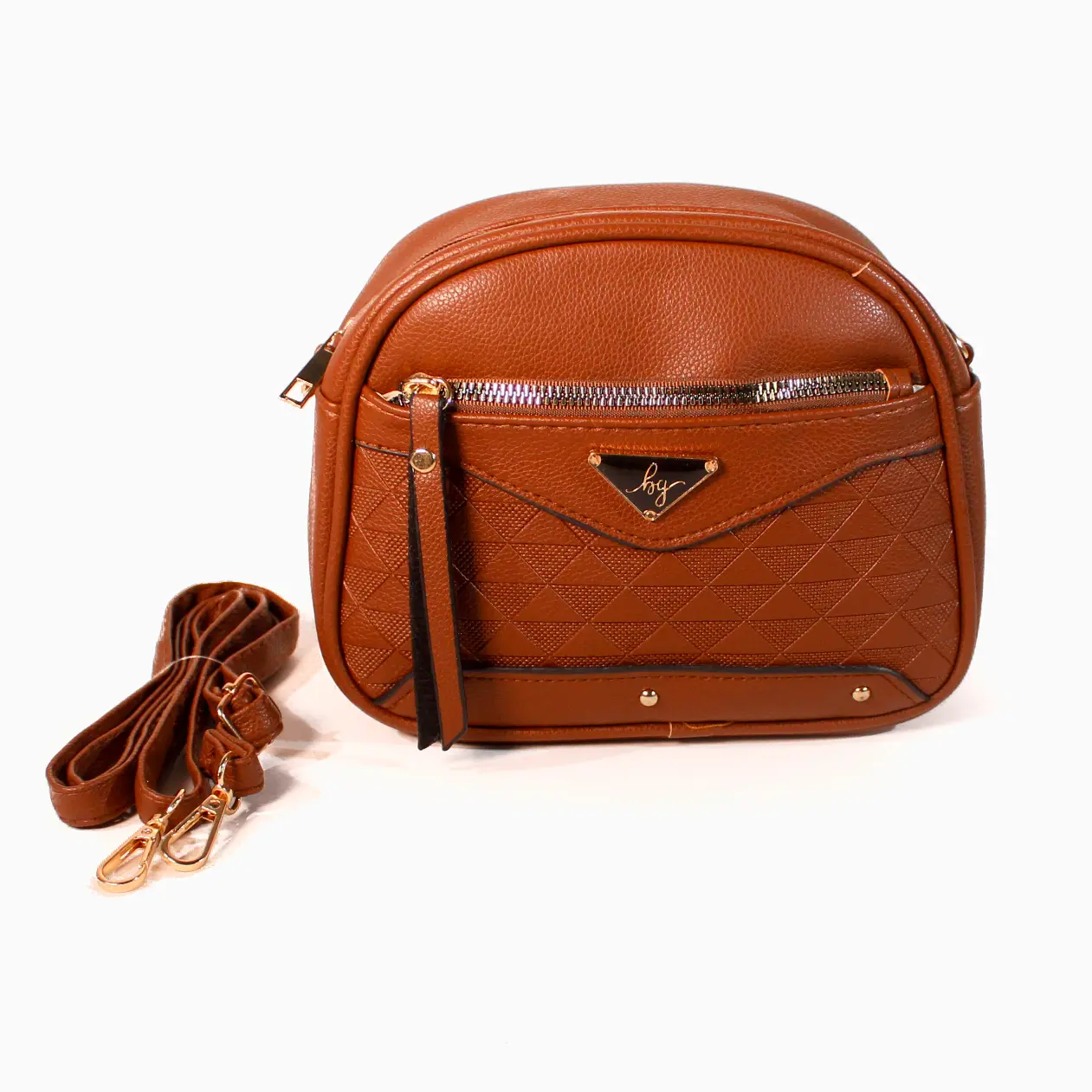 Bolso manos libres marrón con diseño estructurado, bolsillo frontal con cierre, textura geométrica en rombos y correa ajustable independiente.