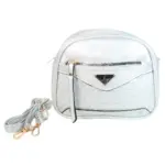 Bolso manos libres plateado con diseño redondeado, cremallera frontal, textura acolchada geométrica y correa ajustable desprendible.