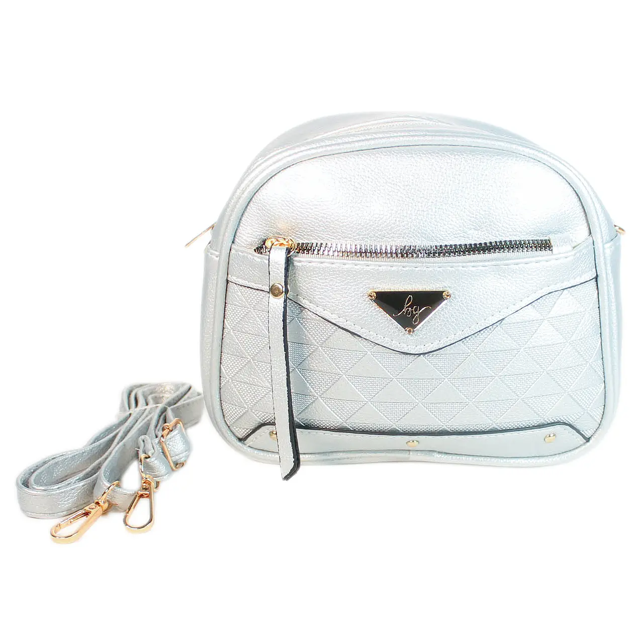 Bolso manos libres plateado con diseño redondeado, cremallera frontal, textura acolchada geométrica y correa ajustable desprendible.