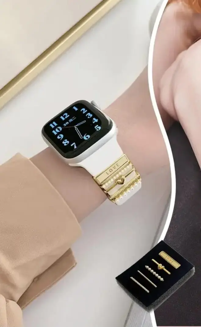 Pasadores dorados de acero inoxidable para smartwatch con detalles de perlas sintéticas y placa con la inscripción LOVE.