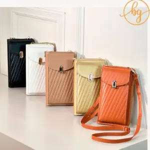 Cinco bolsos bandolera manos libres acolchados y diagonales en colores negro, blanco, beige, dorado y naranja sobre una superficie blanca.