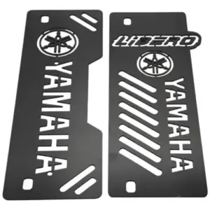 Set de dos barras de protección frontales negras para moto Yamaha Libero, fabricadas en metal perforado con logotipos calados y aberturas inclinadas.