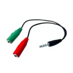 Adaptador de audio 3.5mm con un conector macho negro y dos hembras, verde y rojo, unidos por cables negros.