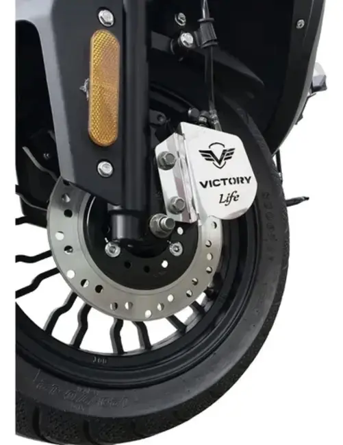 Set x2 protectores de caliper en acero inoxidable brillante para moto Victory Life, instalados en la rueda delantera.