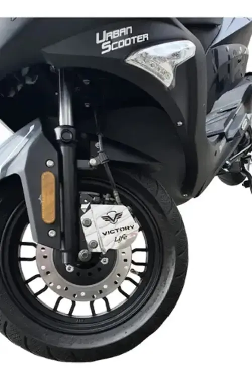 Set x2 protector de caliper en acero inoxidable para moto Victory Life, instalado en la rueda delantera.