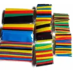 Paquetes de tubos termocontraíbles de colores amarillo, rojo, verde, azul y negro para aislamiento y protección de cables eléctricos.