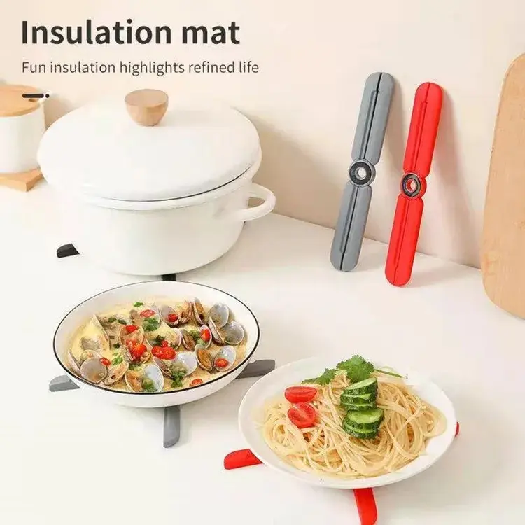 Salvamanteles térmicos plegables en gris y rojo, usados bajo ollas y platos, mostrando su diseño compacto y resistente al calor para la mesa.
