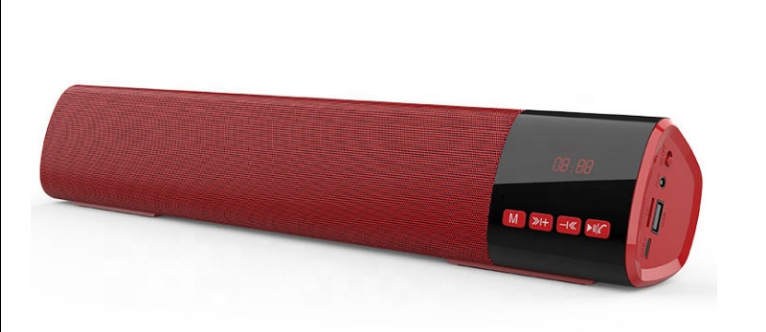 Barra de sonido bluetooth roja rectangular de diseño compacto con rejilla de tela, panel de control digital negro, puerto USB y controles frontales.
