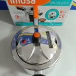Olla a presión Imusa Secury Plus de 7L en aluminio plateado con tapa de mango naranja, junto a su caja de empaque original.