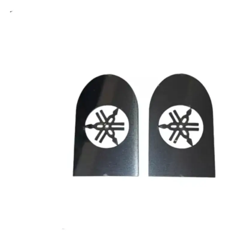 Set de dos laterales stop en acero inoxidable color negro para Yamaha BWS X con diseño perforado del logo.