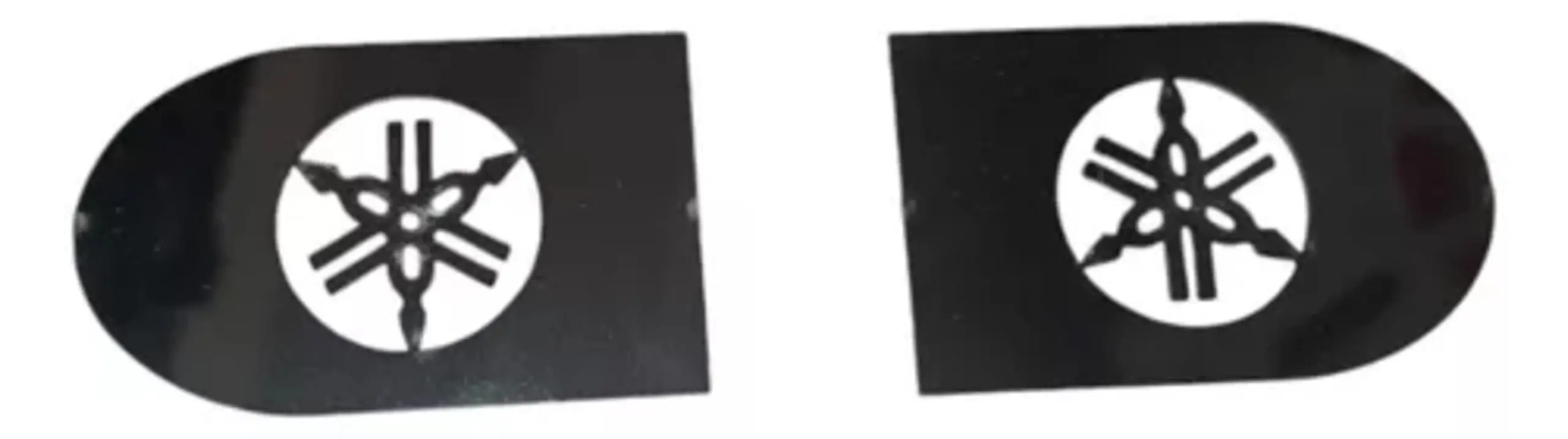 Par de laterales stop negros de acero inoxidable para Yamaha BWS X, con logotipo recortado en forma de tres diapasones.