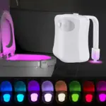 Luz LED blanca para inodoro con sensor de movimiento y brazo flexible, mostrando iluminación rosa en la taza y la barra inferior.