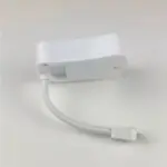 Luz LED blanca con sensor de movimiento para inodoro, diseño compacto con cable de carga USB, vista en ángulo sobre fondo neutro.