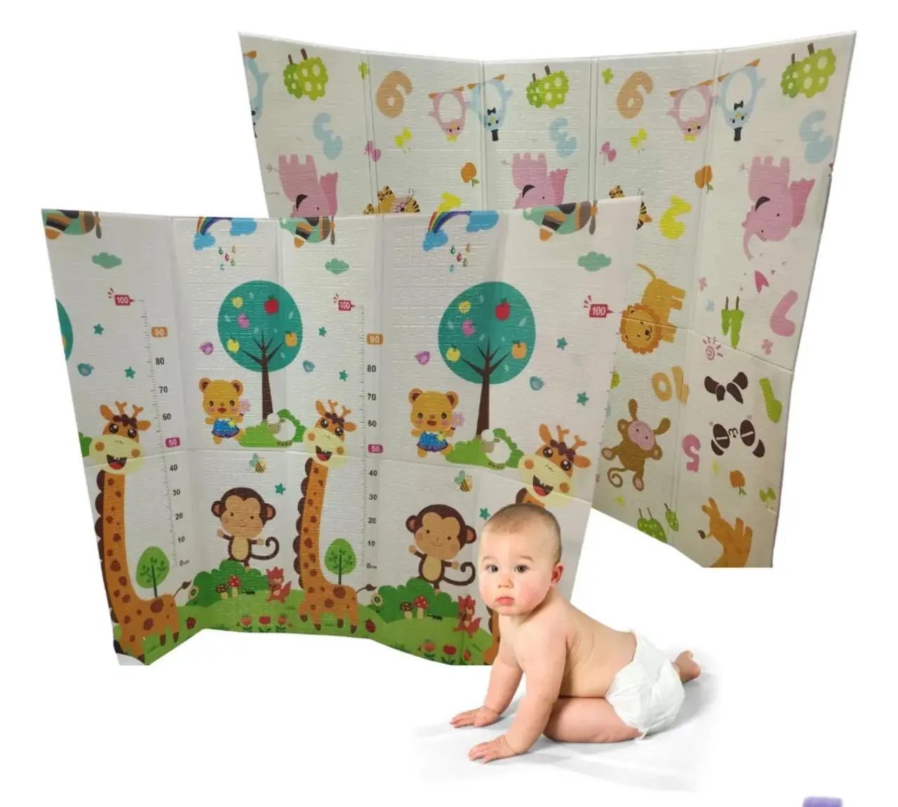 Tapete gateador plegable con estampado colorido de animales y números, incluye escala de medición, junto a un bebé sentado.