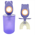 Cepillo dental infantil en U de silicona con mango morado ergonómico y estuche cilíndrico a juego