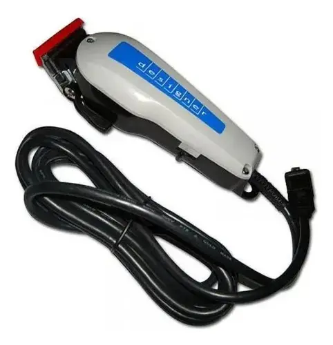 Cortadora de cabello eléctrica gris y negra con cable negro y protector rojo en las cuchillas