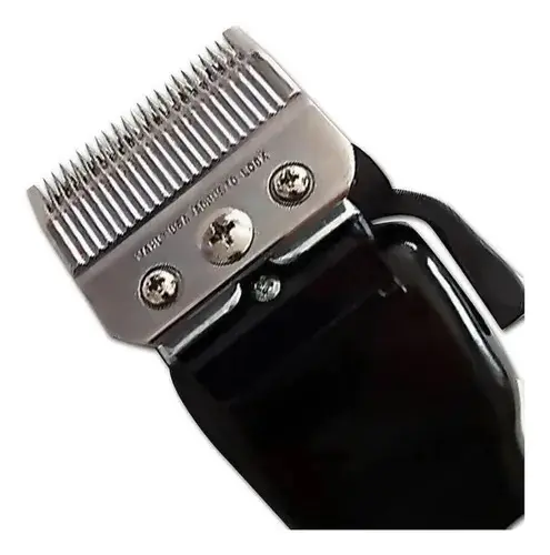 Vista detallada de la cuchilla metálica plateada y cabezal de una cortadora de cabello negra con tres tornillos de ajuste.