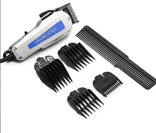 Kit de cortadora de cabello blanca y azul con cable, incluye cuatro peines guía negros y un peine de peluquería plano sobre superficie blanca.