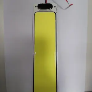 Plaqueta de techo LED rectangular con superficie amarilla, base blanca alargada, dos conectores negros en los extremos y cables rojo y negro.