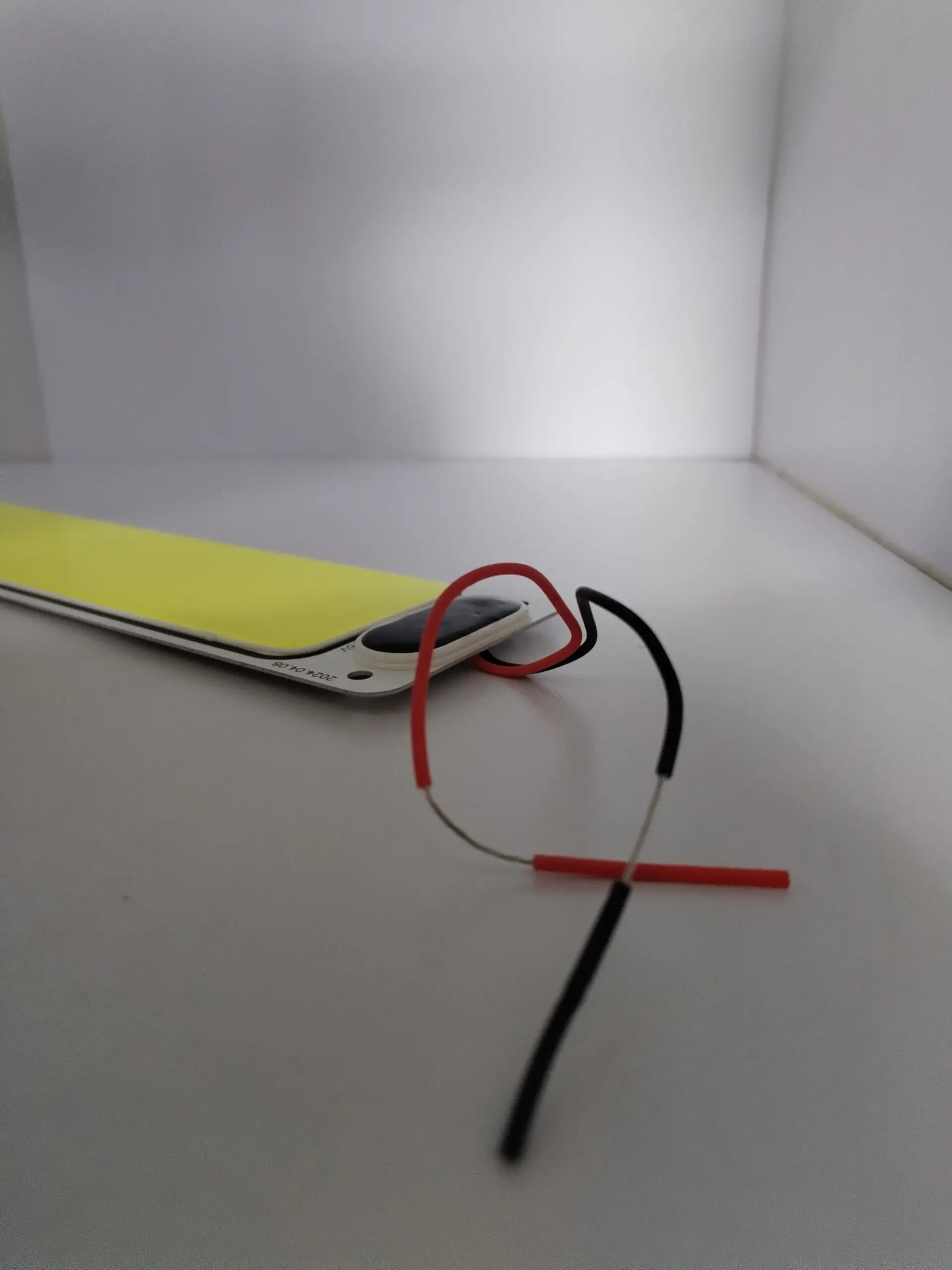 Plaqueta LED delgada para techo de vehículo con cables rojo y negro para iluminación de habitáculo.