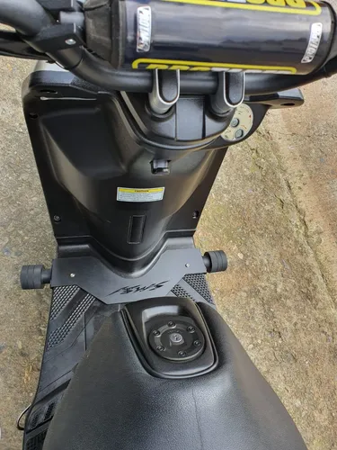 Slider BWS Fi Ref 1 de acero inoxidable negro instalado en el chasis de la moto, vista superior desde el manubrio.