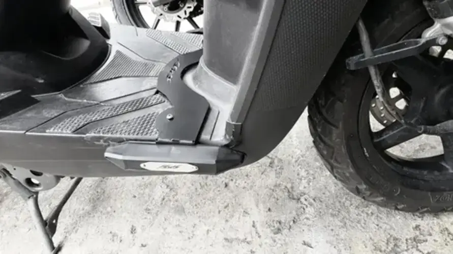 Slider de acero inoxidable negro para chasis de moto BWS Fi, instalado en el lateral derecho para protección contra golpes y arañazos.