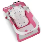 Bañera plegable para bebé en rosa y blanco con cabezal de personaje, cojín acolchado con estrellas azules y grises y correas de sujeción.