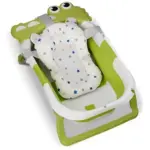 Bañera plegable para bebé verde con diseño de cocodrilo, incluye cojín acolchado blanco con estrellas y correas de sujeción grises.