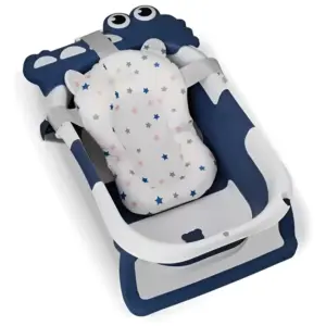 Bañera plegable azul marino y blanca para bebé con soporte acolchado de estrellas, correas de sujeción y diseño de personaje en un extremo.