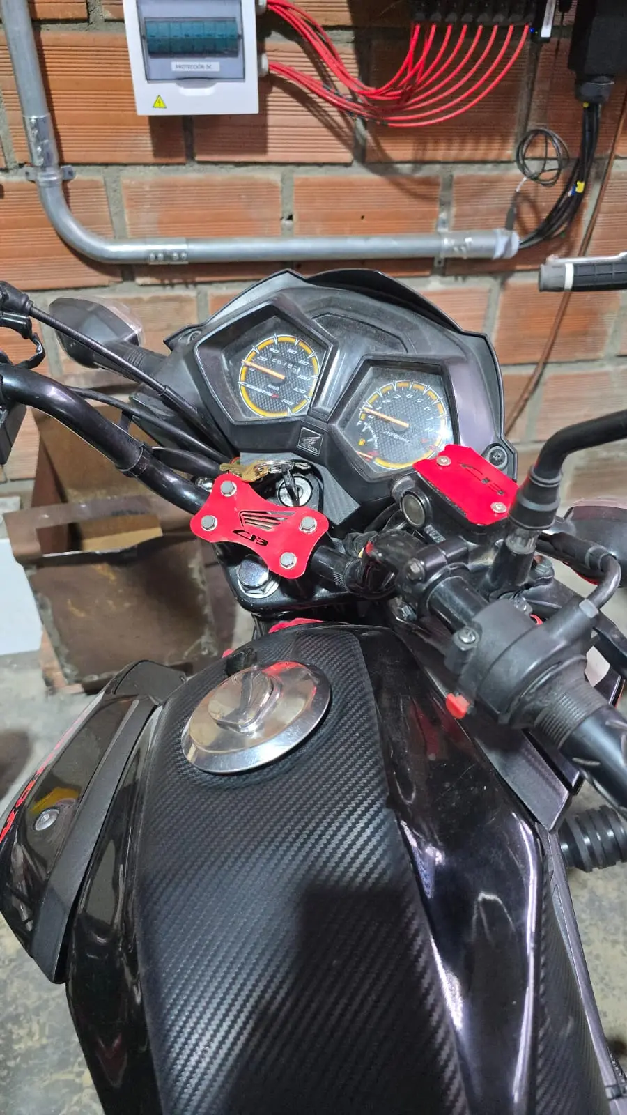 Set de dos accesorios rojos con diseño 3D para manubrio y depósito de líquido de frenos de moto Honda CB.