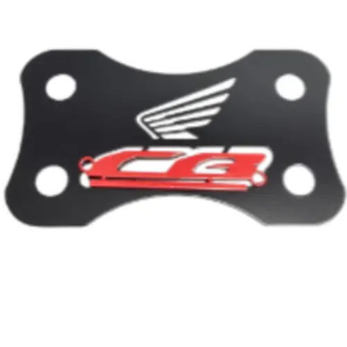 Set x2 acutrax metálico negro y rojo para moto, grabado con logo Honda y letras CG en relieve.