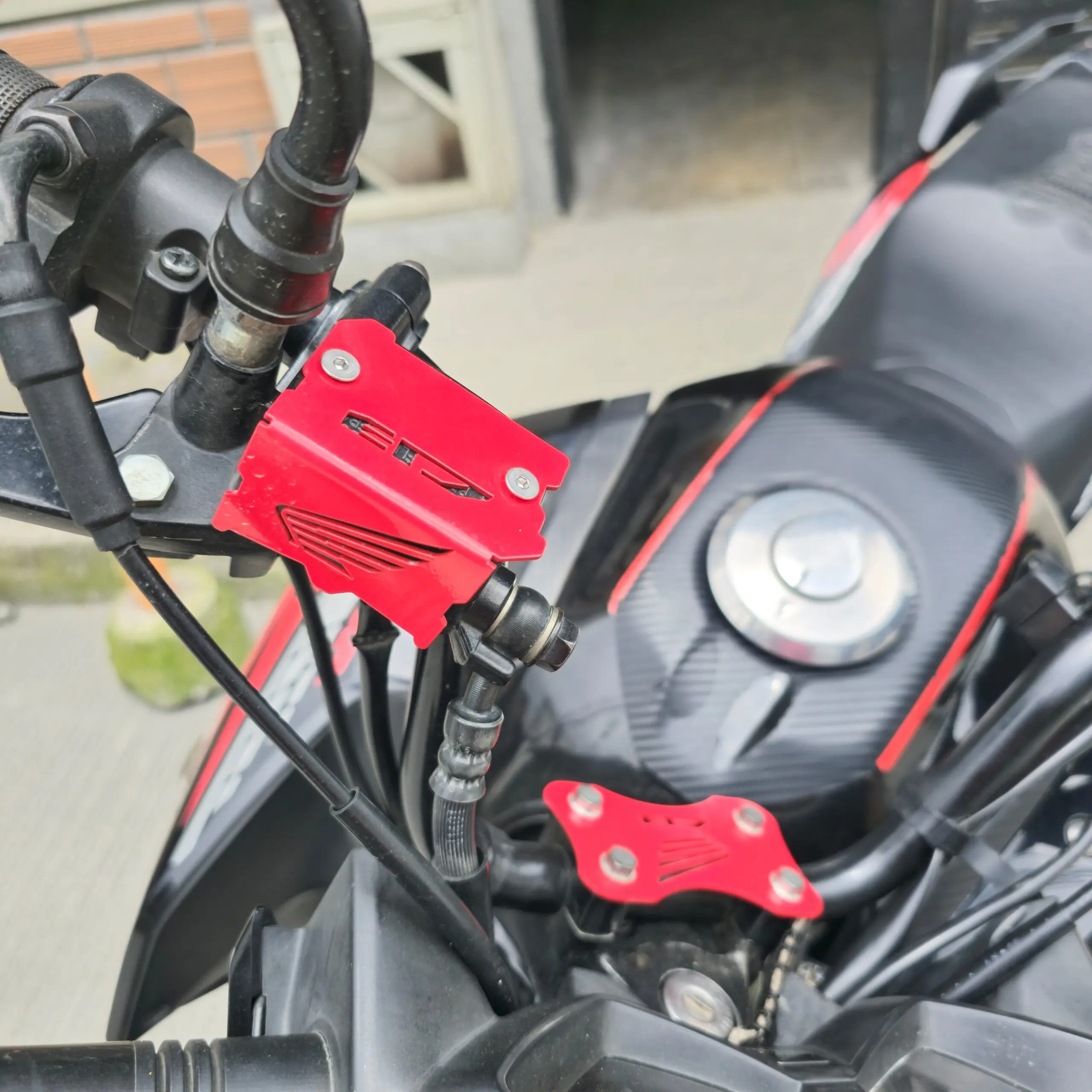 Set x2 tapas protectoras rojas 3D para depósito y manilar de motocicleta Honda CB 125 y 160.