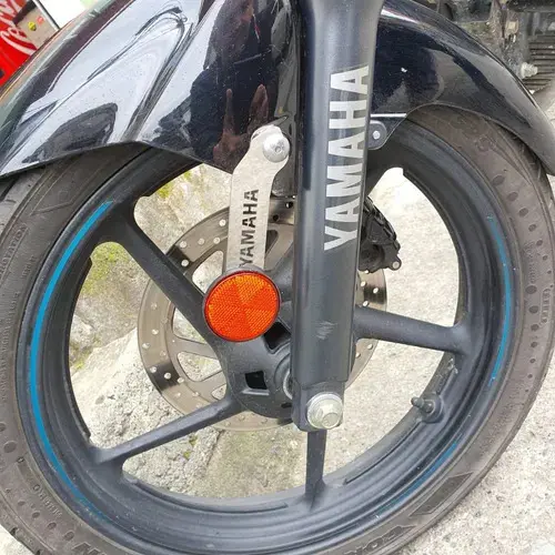 Set de dos tragaluces guardabarro de acero inoxidable para Yamaha Fz, con reflector naranja integrado y acabado metálico brillante.