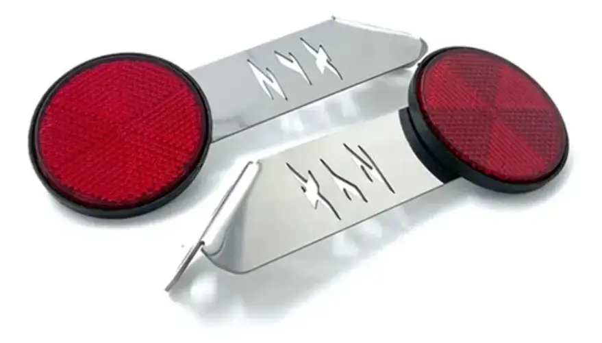 Set de dos tragaluces para moto Yamaha XTZ en acero inoxidable brillante con reflectores circulares rojos y cortes decorativos.