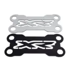 Dos soportes embellecedores de manubrio para moto con diseño XR3 y cuatro perforaciones; uno en acabado cromado brillante y otro en negro mate.