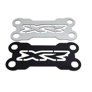 Dos soportes embellecedores de manubrio para moto con diseño XR3 y cuatro perforaciones; uno en acabado cromado brillante y otro en negro mate.