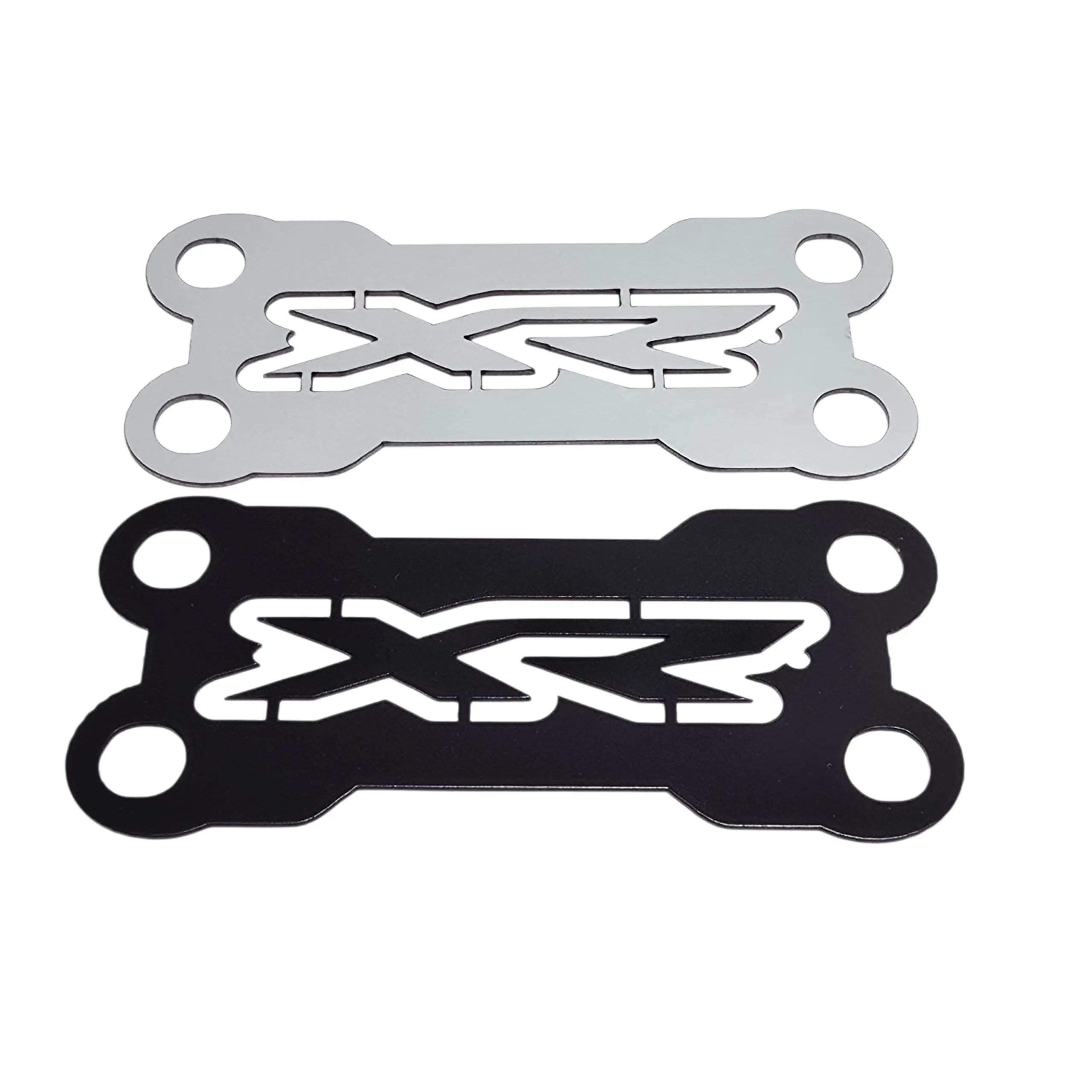 Dos soportes embellecedores de manubrio para moto con diseño XR3 y cuatro perforaciones; uno en acabado cromado brillante y otro en negro mate.