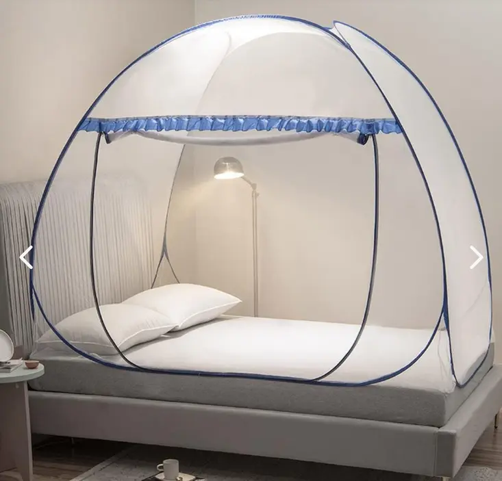 Toldillo portátil blanco con borde azul para cama, diseño tipo domo de malla fina que protege contra insectos y se instala sobre el colchón.