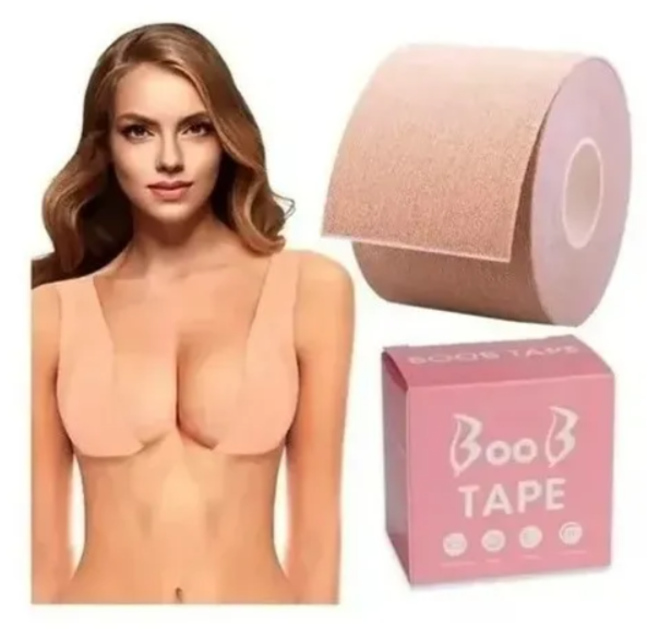Rollo de cinta adhesiva corporal beige para realce de senos, mostrado con una caja rosa y una modelo usándola.