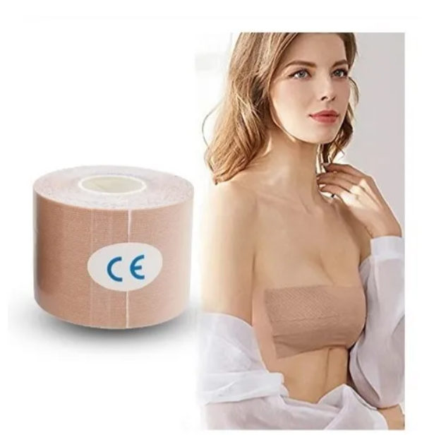 Rollo de cinta corporal color piel de uso estético para sujeción y elevación de senos sin tirantes mostrado junto a una modelo.