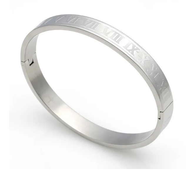 Brazalete rígido de acero plateado con números romanos grabados en la parte exterior, mostrado en ángulo sobre fondo blanco.