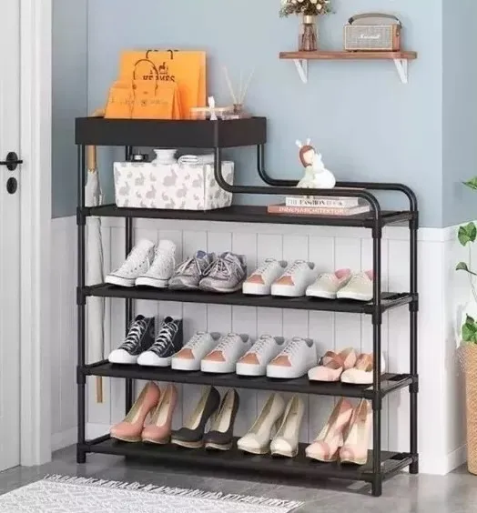 Organizador de zapatos negro de 5 niveles con estructura metálica, bandeja superior para accesorios y diseño abierto para optimizar el espacio en el hogar.