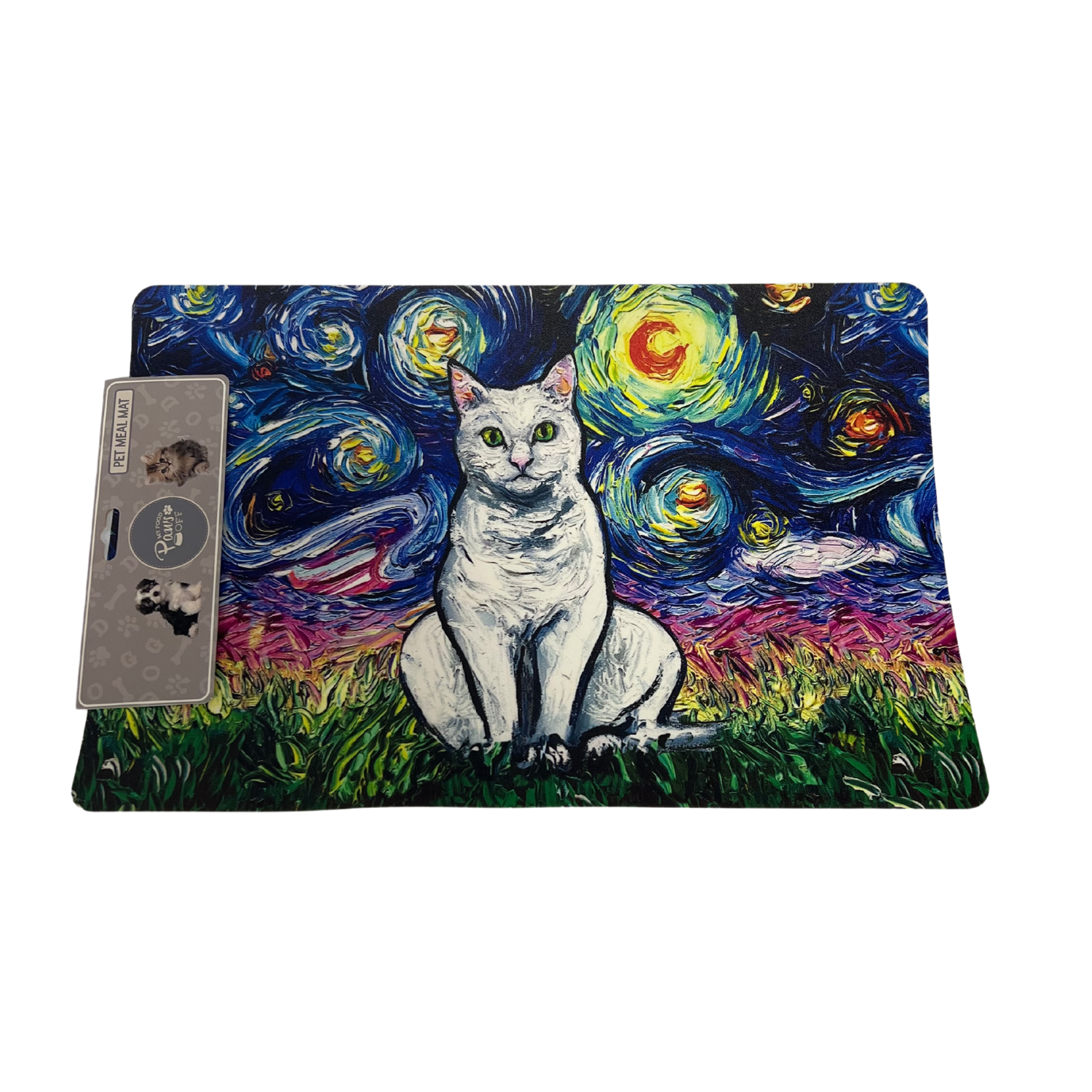 Tapete comedero para mascotas con diseño artístico inspirado en La Noche Estrellada, presenta un gato blanco sentado sobre pasto verde y etiqueta lateral.