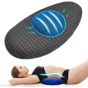 Cojín lumbar ergonómico gris con textura perforada y centro azul, usado bajo la espalda para soporte de la columna y mejora de la postura.