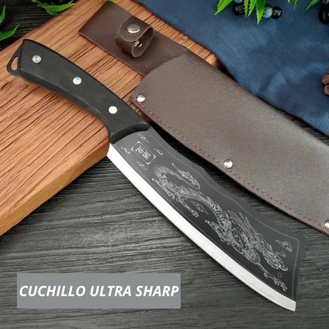 Cuchillo samurai negro de acero inoxidable con grabado de dragón, mango ergonómico y funda de cuero marrón sobre tabla de madera.