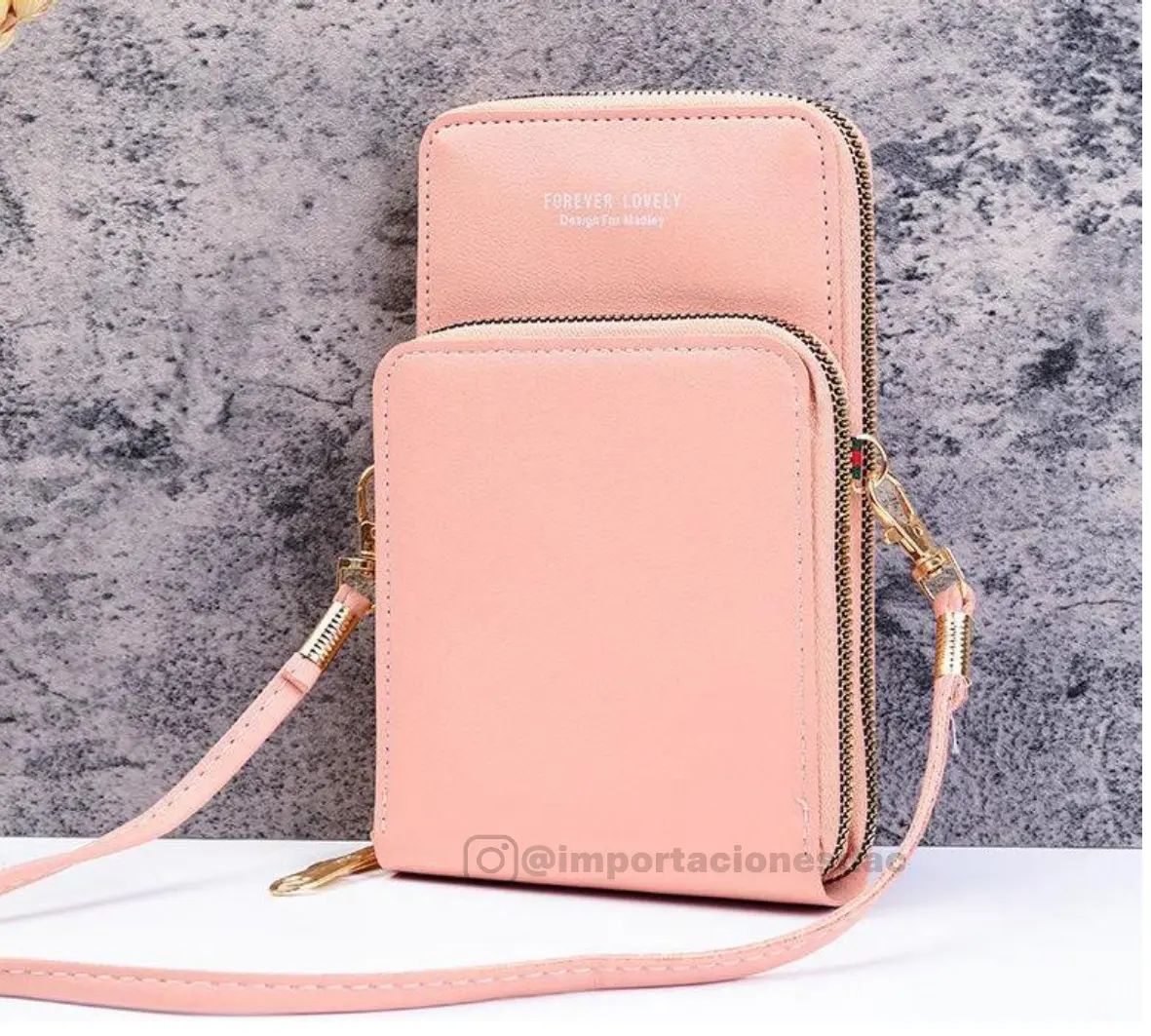 Set de dos bolsos porta celular color rosa pastel con compartimentos independientes, cierres dorados y correa larga para uso cruzado.