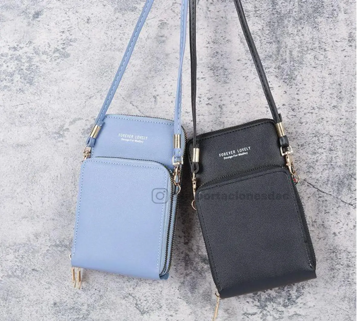 Set de dos bolsos porta celular cruzados, uno azul claro y otro negro, en material sintético con múltiples compartimentos independientes y correa ajustable.