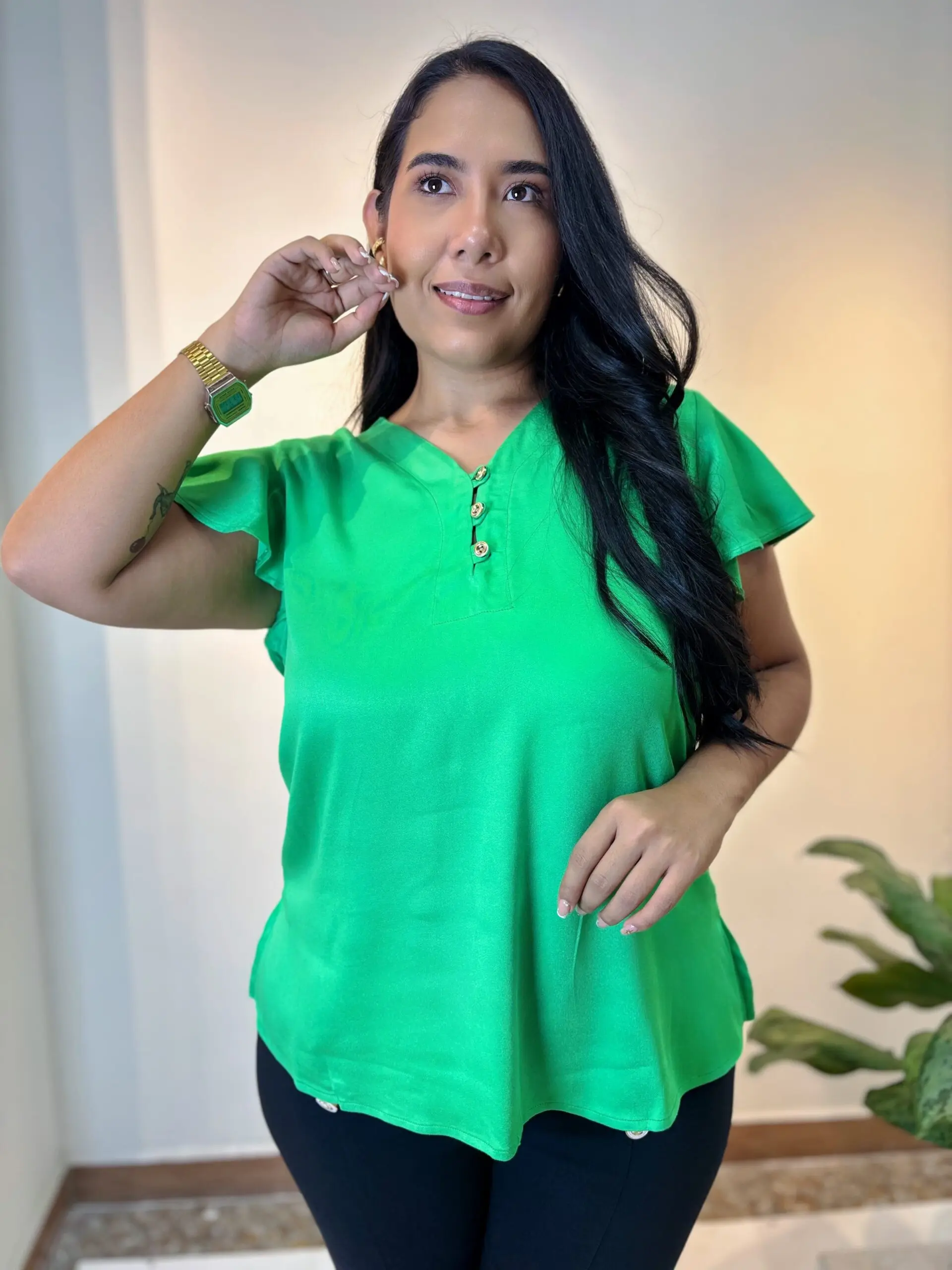 Blusa verde vibrante de manga bolero y cuello en V con botones, diseño fluido para tallas extra plus que estiliza la figura.